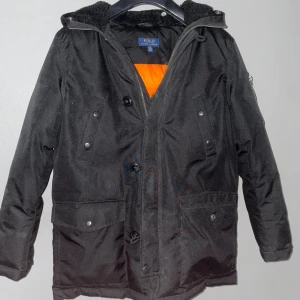 Ralph lauren jacks  - En fin och varm Ralph lauren jacka. Den är riktig varm men eftersom att den inte kommer i stor andvändning så säljer jag den nypris. 2100