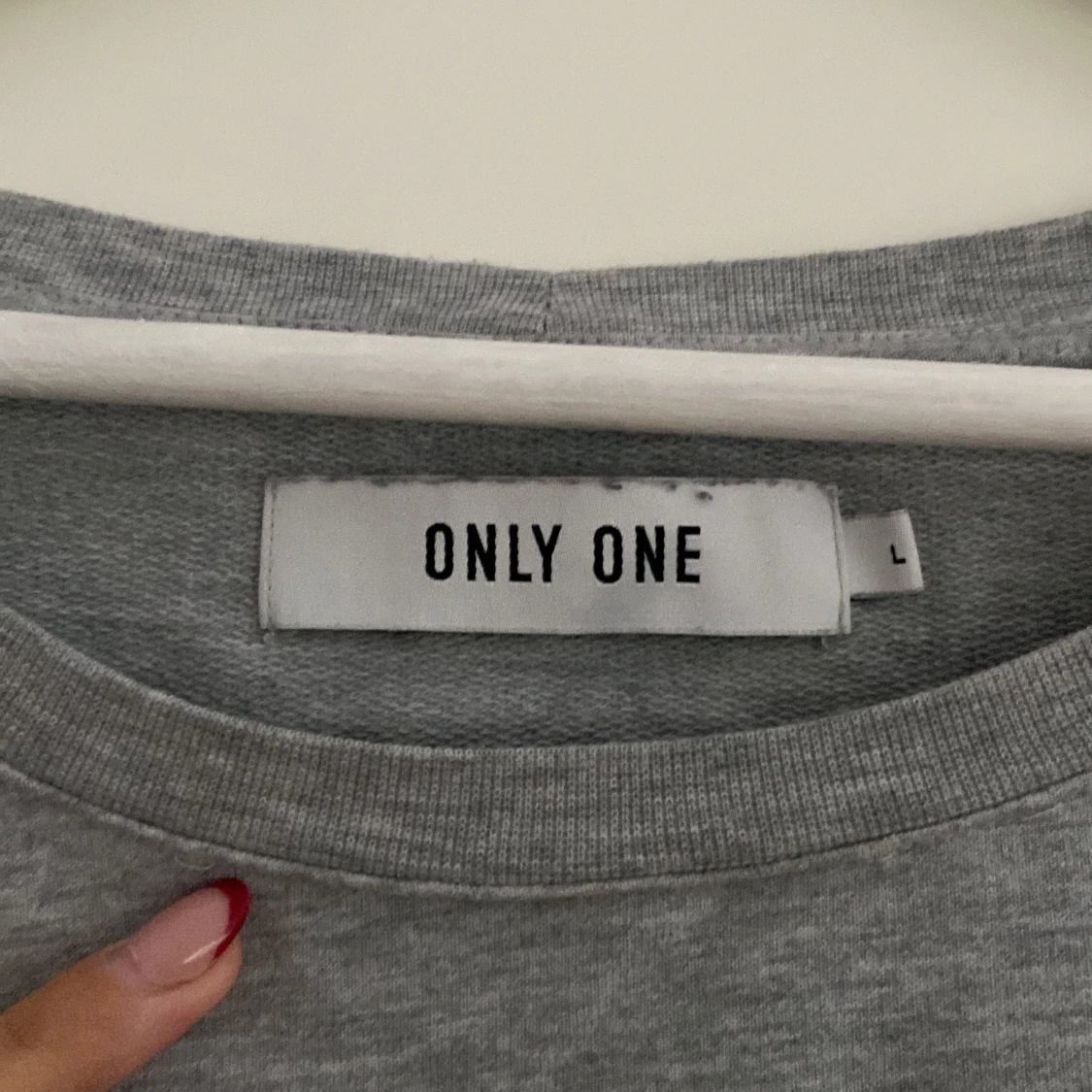 Grå sweatshirt med New York-tryck - 1