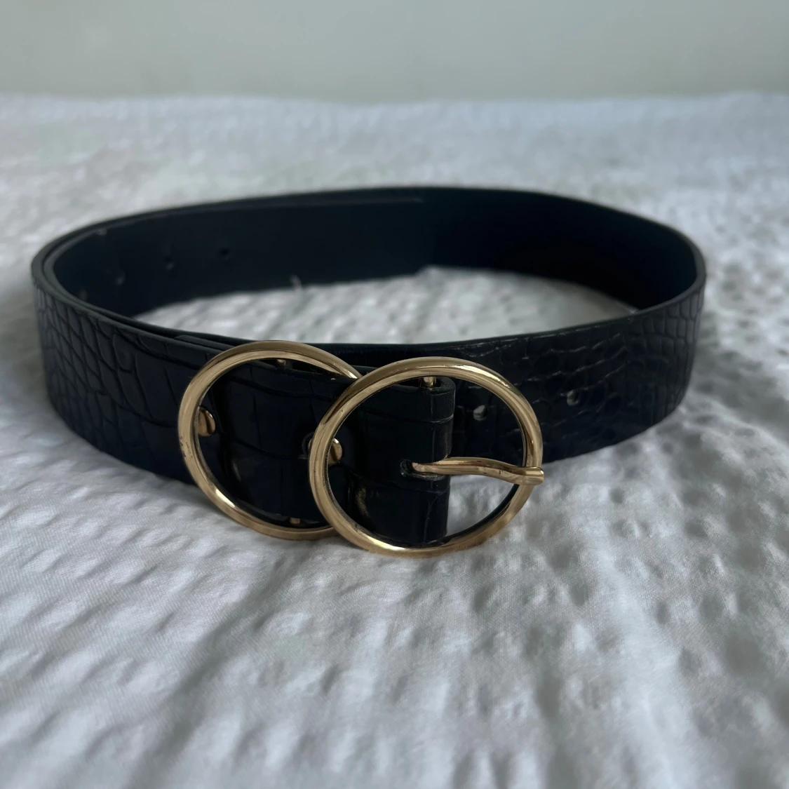 Svart krokodilmönstrat bälte