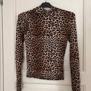 Leopard tröja - Säljer denna eftersom den inte är min stil. Den har inga defekter🩷