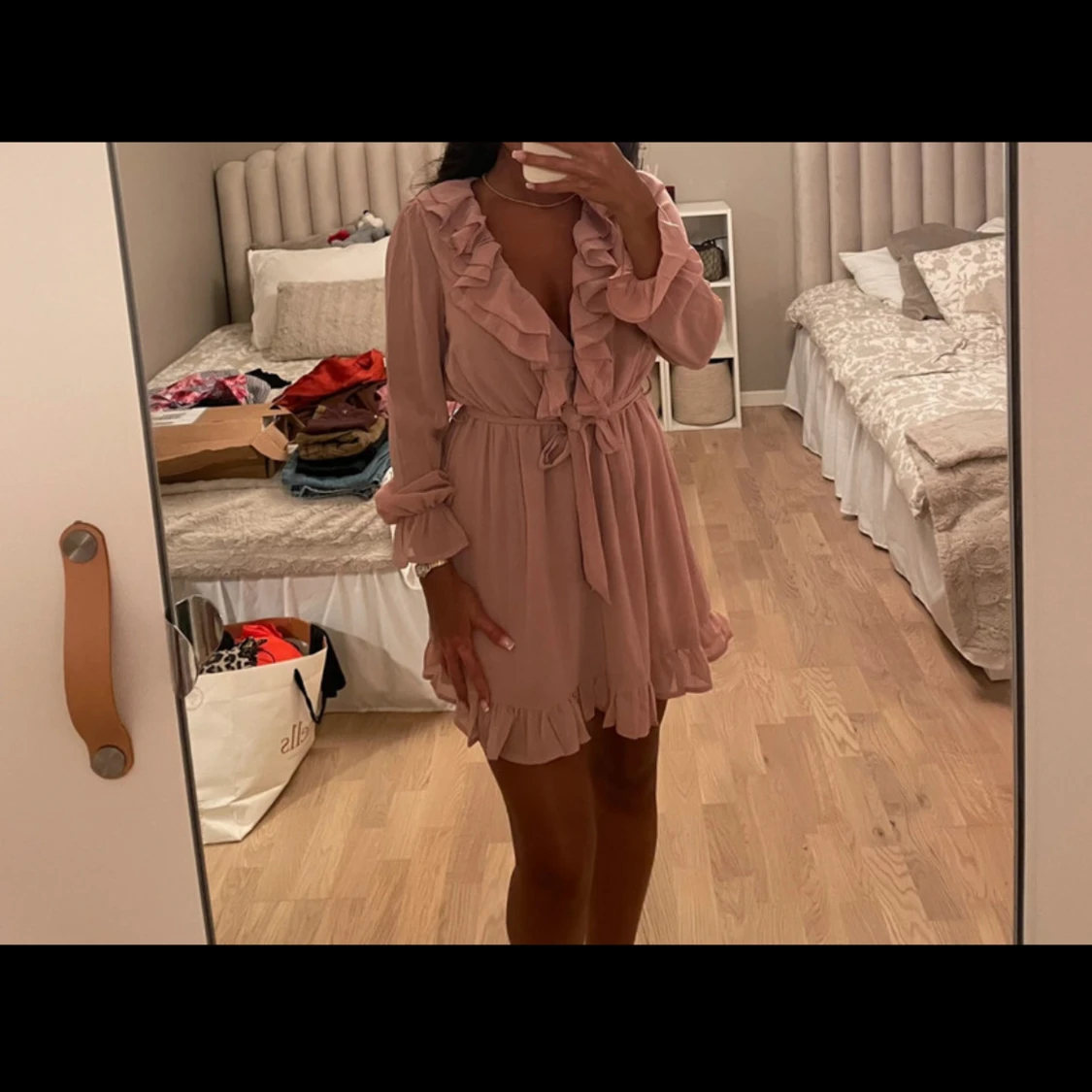 Rosa volangklänning med knytband - 1