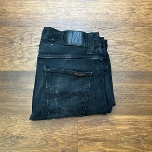  Nudie Jeans, Grim Tim - Nudie jeans i storleken 33/32  Längd: 102 cm  Bredd: 38 cm (de är lite små i storleken) Lägg gärna bud!! 