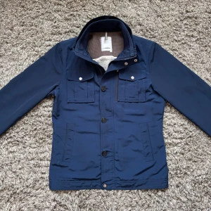 J Lindeberg bailey field jacket - Säljer denna riktigt feta j lindeberg bailey field jacketen i mycket bra skick!⭐️Nypris = 3000kr!👍Storlek S passar S!🙌Hör gärna av er om ni har funderingar!⭐️