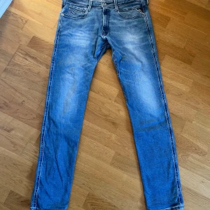 Replay Anbass 33 - Snygga blå Replay Anbass jeans. Se bilder för mått. Tveka inte på att höra av dig!
