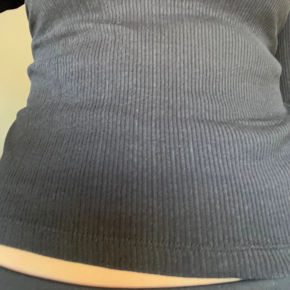 Svart ribbad långärmad tröja - 2