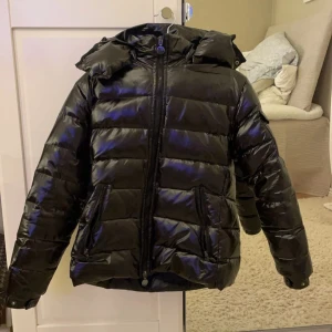 Svart pufferjacka från Moncler - De är en gamal modell därför har den inte qr kod. har några lagningar därför det låga priset. Jackan är i strl 1 (xs)