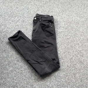 Svarta Replay Anbass Hyperflex jeans - Svarta Replay Anbass Hyperflex jeans som är 29/34. Jeansen har smal passform och stretchigt material som gör dem riktigt bekväma. Perfekta för dig som gillar stilrena och moderna jeans.