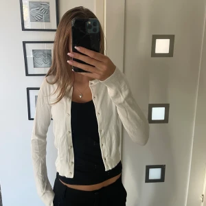 Kofta - Jättesöt vit kofta ifrån H&M! Perfekt att ha över ett linne!💕