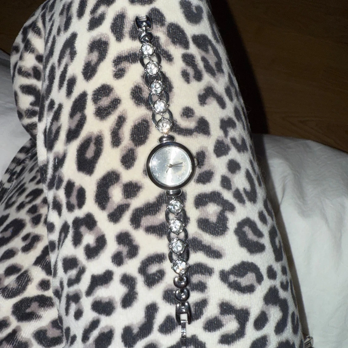 Silverfärgad armbandsklocka med stenar - 1