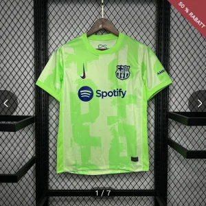 Barcelona neon grön fotbollströja Nike - Snygg Barcelona fotbollströja i neon grön färg med klubbmärke, Nike-logga och Spotify som sponsor på bröstet. Tröjan är kortärmad och har ett modernt, sportigt snitt. Perfekt för dig som vill sticka ut på planen eller på läktaren.