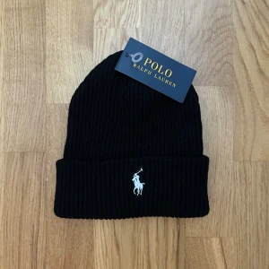 Ralph lauren mössa - Tja! Säljer den här feta Ralph lauren mössa i nytt skick|| Skick 10/10 Inga D-effekter|| Nypris: ~1000 mitt pris:399|| om ni har några frågor är det bara att fråga|| mvh Luxarycloset||
