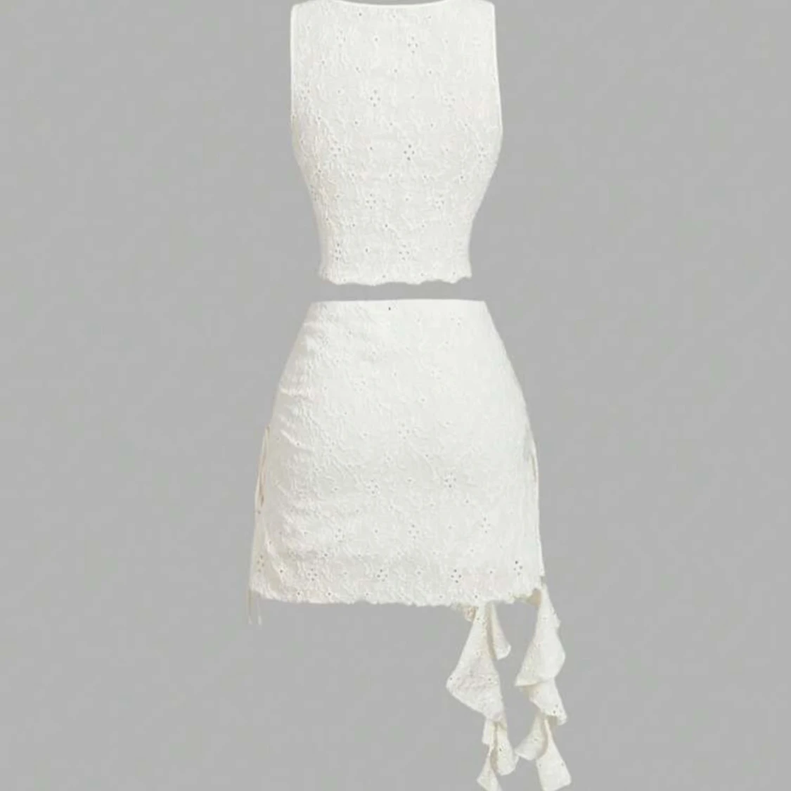 Vit spetsig croppad linnetopp som ch en kjol  - 1