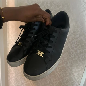 Svarta Michael Kors sneakers i skinn - Snygga svarta sneakers från Michael Kors. Pris kan diskuteras vid snabbköp 💞