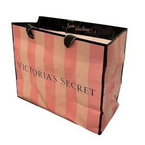 Victoria’s Secret påse - Äkta Victoria’s secret påse, silkespapper i påsen ingår även! Skriv privat för frågor eller flera bilder 💞