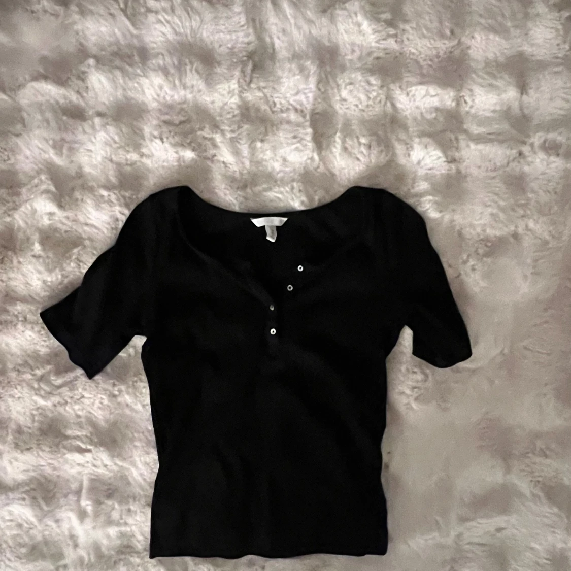 Svart topp med knappar från H&M - 1