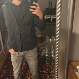 Mörkblå overshirt med fickor - Stilren overshirt från casual Friday. Det har inga hål eller difekter på sig. Bra nu till hösten. Priset står inte skrivet i sten!!! Nypris 999kr