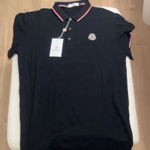 Svart Moncler pikétröja med logga - Svart pikétröja från Moncler! ‼️Rep ‼️