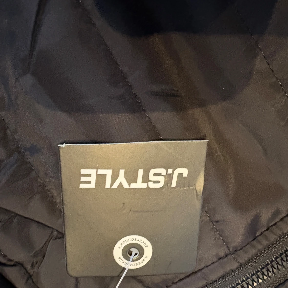 Svart quiltad dunväst från J.STYLE - 2