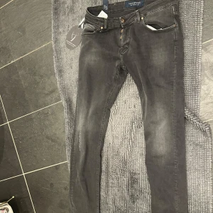 Handpicked jeans  - ett par helt nya handpicked jeans i storlek 32, model Orvieto. Väldigt snygga med skönt material🙌🏻 nypris ca 3500kr