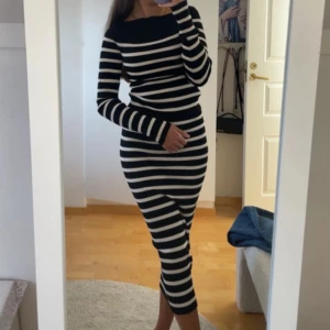 Stickad kjol & tröja - Helt nya, kjolen är i stl xxs, toppen xs