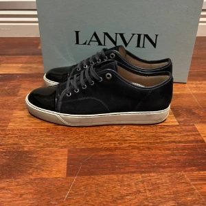 Lanvin - Riktig snygga Linvin men lackad tå i topp skick. Köpta på NK och kvitto medföljer samt extra skosnören och dustbag! 