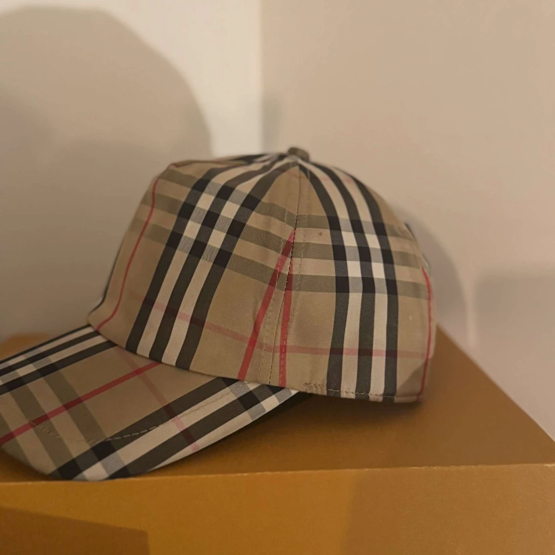 Burberry rutig keps i beige och svart - 1