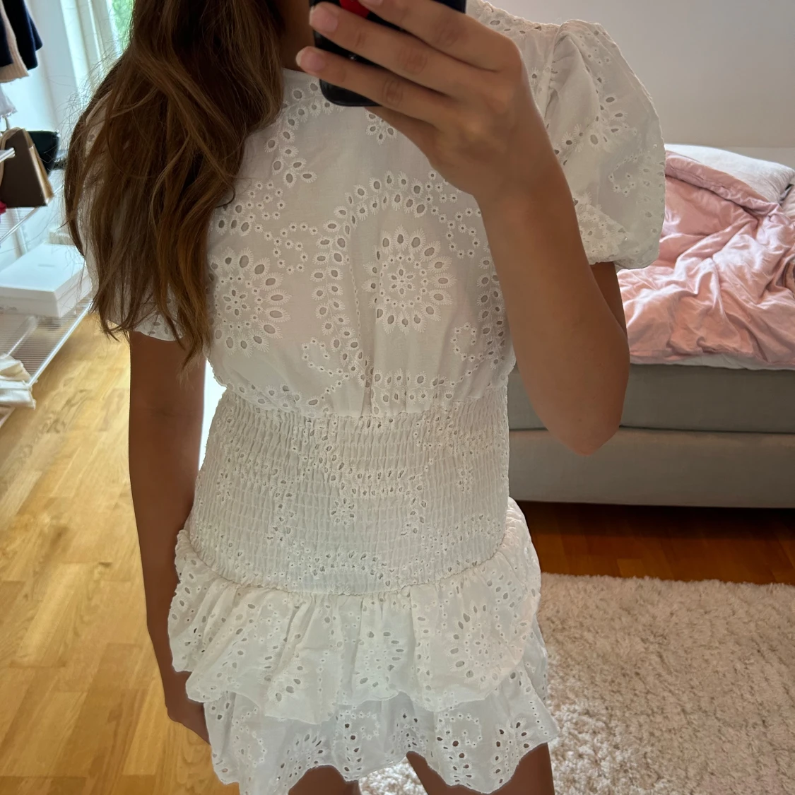 Vit kort klänning med volanger - 2