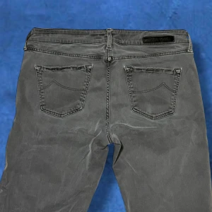 Jacob Cohën - Säljer dessa snygga grå slim fit jeans från Jacob Cohën i mycket bra skick. Perfekta för en stilren look. Vid minsta fråga eller fundering, tveka inte på att höra av dig🤝 Storlek och längd är ungefär som 30/30. Löser gärna mått om det behövs.