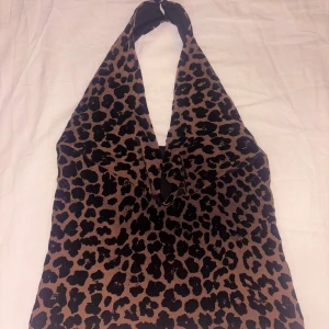 Leopardmönstrad halterneck topp från Gina Tricot - Säljer en snygg halterneck topp från Gina Tricot i leopardmönster. Endast använd en gång! 🤎