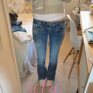 Lowaist ltb valerie bootcut jeans  26/30 - Snygga blå jeans från ltb med bootcut passform och låg midja. Jeansen har klassiska fem fickor, slitna detaljer och en cool tvätt. Använda fåtal gånger. Nypris 800.
