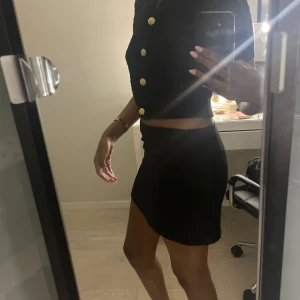 Svart minikjol från Stradivarius XS - Säljer en svart, enkel och stilren minikjol från Stradivarius i storlek XS. Kjolen har en rak passform och är perfekt för dig som gillar minimalistisk stil. Materialet känns mjukt och följsamt, och kjolen är lätt att matcha med olika toppar. Ny pris 300kr