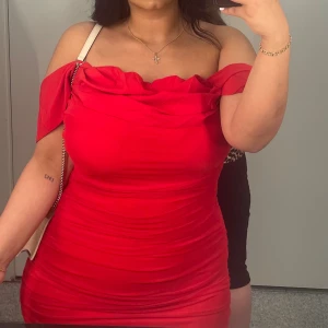 Ryschad röd midiklänning - Endast använd en gång. Köparen står för frakten. Passar M/L.