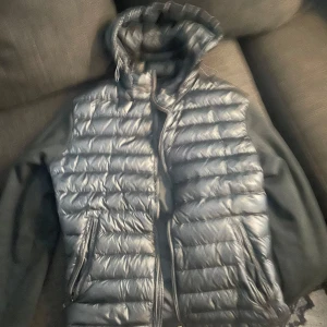 grön cardigan från Massimo Dutti L - Snygg svart dunväst från Massimo Dutti i storlek L. Västen har quiltad design, dragkedja framtill och två fickor med dragkedja. Perfekt för lager-på-lager och har en modern look med hög krage och huva.