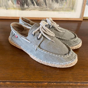 Grå seglarskor - Snygga grå seglarskor med espadrillo sula. Sköna och bra skick. Storlek 43. Pris 399 eller kom med bud! 