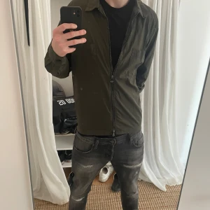 Grön overshirt från Oscar Jacobson - Säljer en riktigt fet overshirt från Oscar Jacobson i fint skick, storlek m finns fler frågor är det bara att skriva 🤗