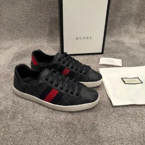 Gucci skor  - Hej! Säljer nu dessa väldigt populära och sällsynta Gucci supreme Skorna! Storlek UK 6 vilket motsvarar 40! Skick 9/10 (inprincip helt nya) ny pris= 9500 kr, Säljs för 2499 kr! OG tillkommer vid köp (Box dustbag och kort) kvitto finns  