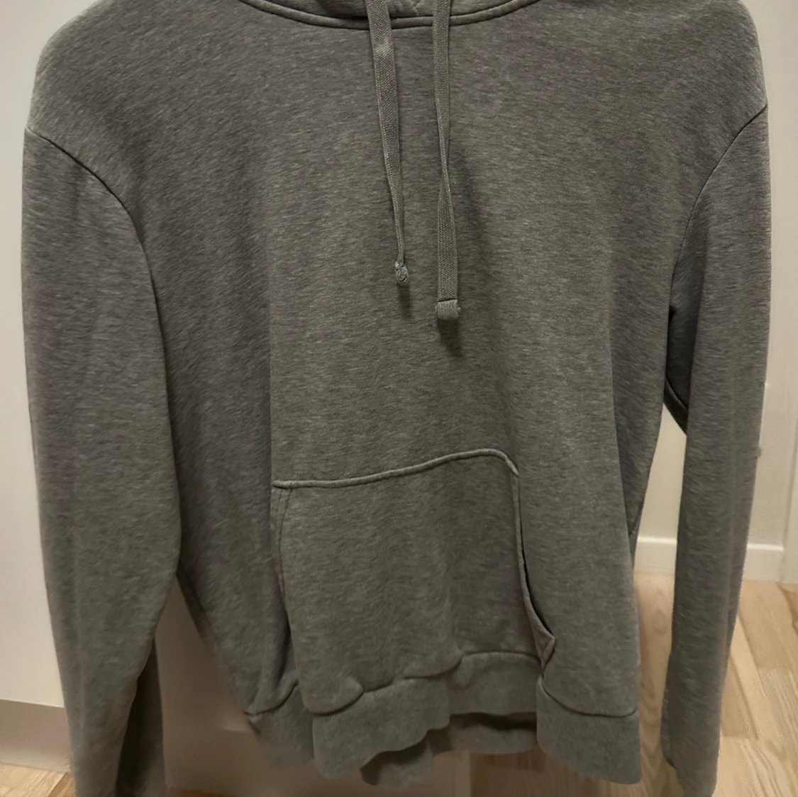 Grå hoodie från H&M Divided