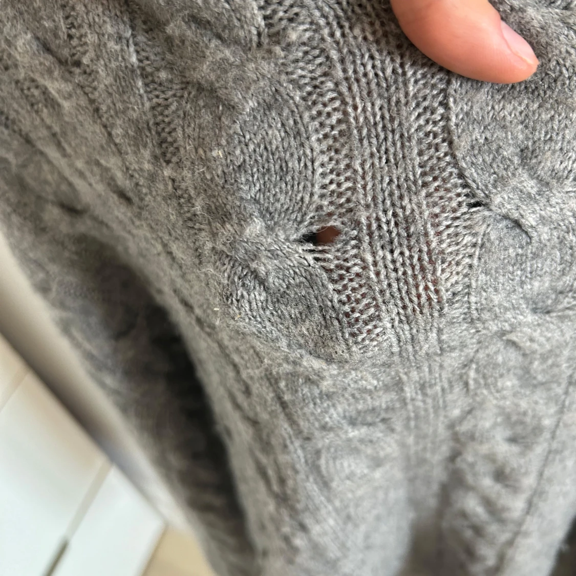 Grå kabelstickad tröja i ullmix - 3