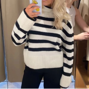 & Other stories  - en supermysig stickad polotröja från & Other stories i superbra skick och sparsamt använd så är i jättebra skick. Köpt för 1100😍😍kom med bud!!🤩