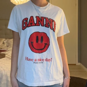 Vit Ganni t-shirt - Säljer denna vita t-shirt från Ganni💗