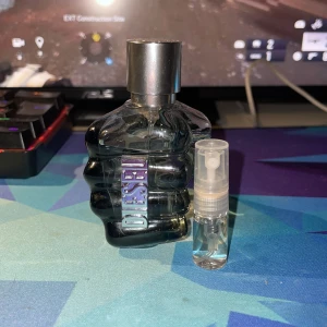 Diesel parfym sample - Cool parfym från Diesel, perfekt för dig som vill sticka ut. Säljer bara provspray – smidigt att ta med sig. Perfekt för dig som gillar unika dofter och snygg design.