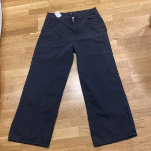 Svarta wide jeans från Boohoo - Säljer ett par snygga lågmidjade baggy jeans från Boohoo. Tyvärr passade de inte mig, så de är helt oanvända och i nyskick.