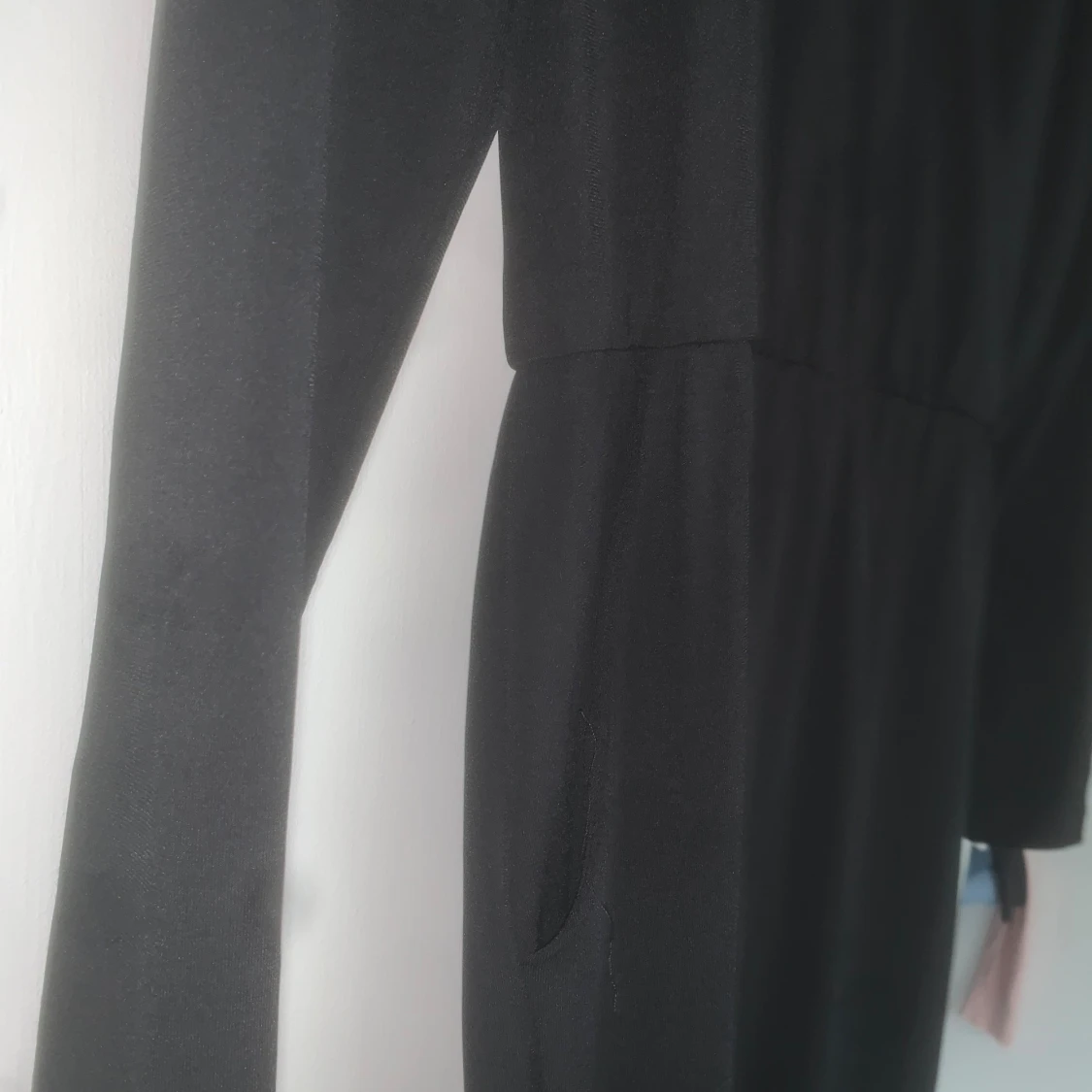 Svart omlottbyxdress från BikBok - 2