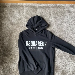 Dsquared2 Hoodie  - Svart hoodie från Dsquared2 i riktigt fint skick 9/10. Tröjan är i 16y men passar S. Vid funderingar hör gärna av dig.