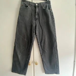 Svarta raka jeans med hög midja - Snygga svarta jeans med hög midja och raka ben. De har en smickrande passform och funkar perfekt till vardags.  De har tagits väl hand om - inga fläckar, hål eller andra skador. Tvättade varsamt och i fint skick.   De är bekväma, stretchiga och raka i modellen. 