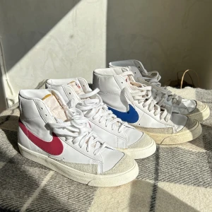 Nike Blazer Mid vita sneakers blå & röd - Säljer två par blazer Skor tilsammans eller separat. De röda strl 42 är helt nya och aldrig använt, De blåa strl 42,5 är knappt använda.                                               Säljer båda tilsammans för 800kr och enskilt 500kr Nypris: 1 Par 1000kr