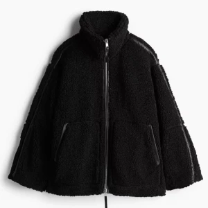 Svart teddyjacka från H&M - Säljer en svart teddyjacka med oversized passform och hög krage. Slutsåld och gör inte längre att köpa. Använd men i bra skick💕