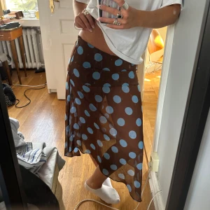 Prickig kjol  - Helt oanvänd prickig kjol! 