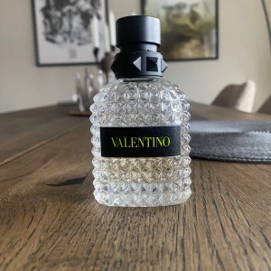 Valentino Uomo Born In Roma Yellow Dream, EdT - Snygg parfym från Valentino i en cool, nubbad flaska med svart detaljer. Perfekt för dig som vill sticka ut med en exklusiv touch i din samling. Parfymen har en väldigt bra doft vilket jag gillade men säljer då jag inte använder lika mycket. Cirka 45% kvar