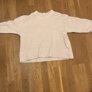 Ljusrosa stickad tröja Gina Tricot - ljusrosa stickad tröja från Gina Tricot i storlek 146/152